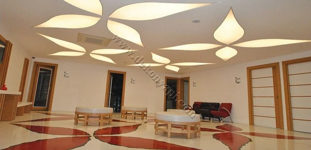Bekleme salonunda yaprak biçimli ışıklı gergi tavan panelleri