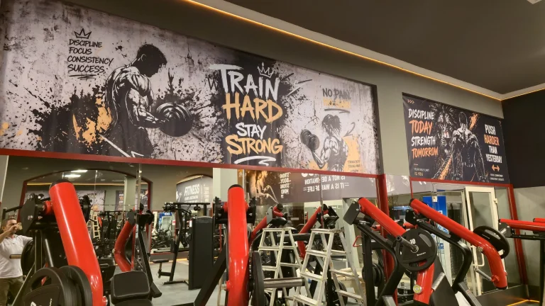 Spor salonunda motivasyon yazılı siyah beyaz baskılı duvar kağıdı