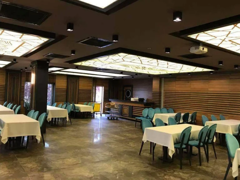 Restoranda geometrik desen baskılı dikdörtgen ışıklı gergi tavan panelleri