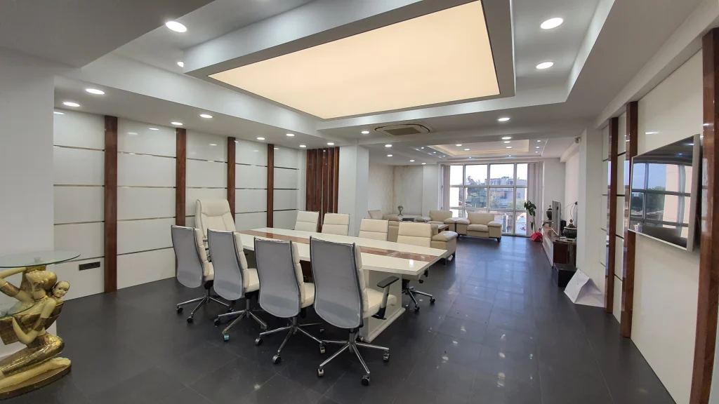 Toplantı salonunda ışıklı gergi tavan