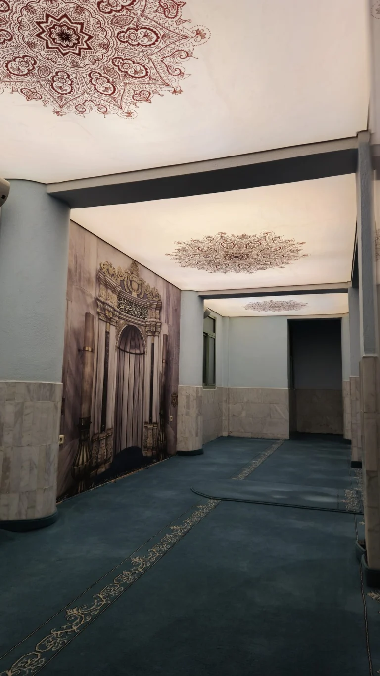 Koridorda klasik süslemeli desen baskılı duvar ve tavan