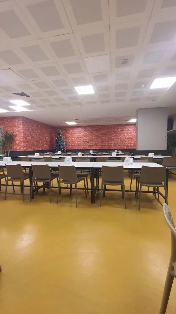 Yemekhanede tuğla görünümlü kırmızı duvar kağıdı